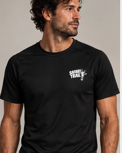 Herenmodel, voorkant met het kleine logo op de borst
