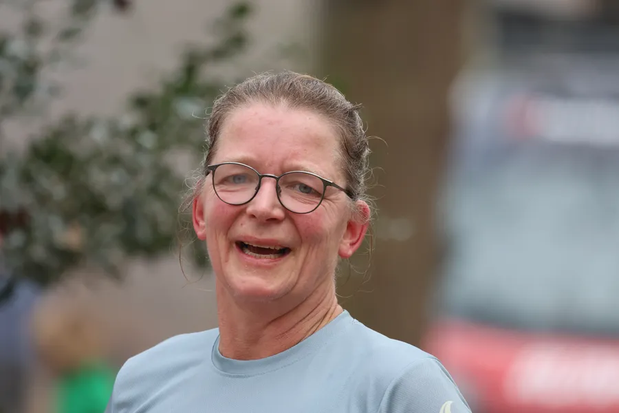 Oudere loopster lacht