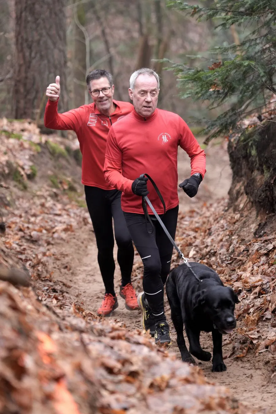Twee mannen met hond