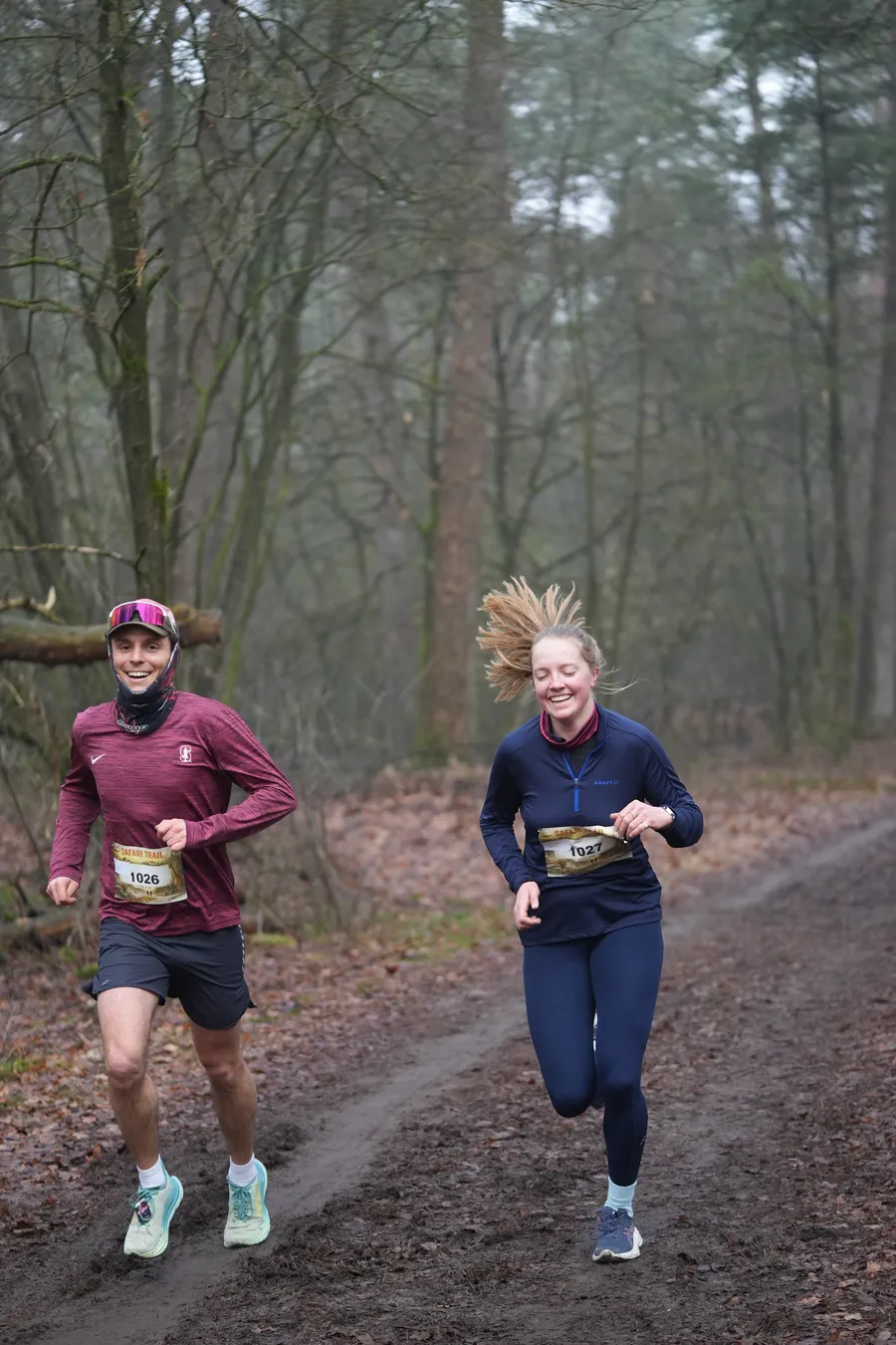 Twee lopers haar in de wind