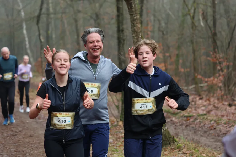 Een gezin met duimen omhoog na de finish
