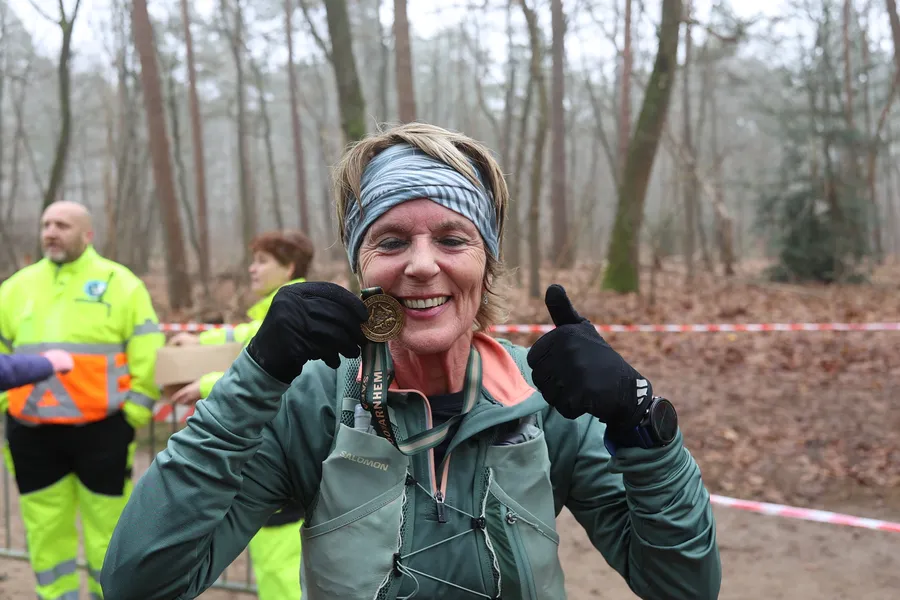 Loopster toont lachend haar medaille