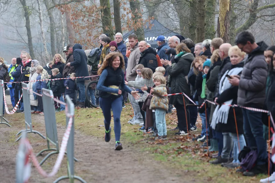 Finishstraat vol publiek langs het lint