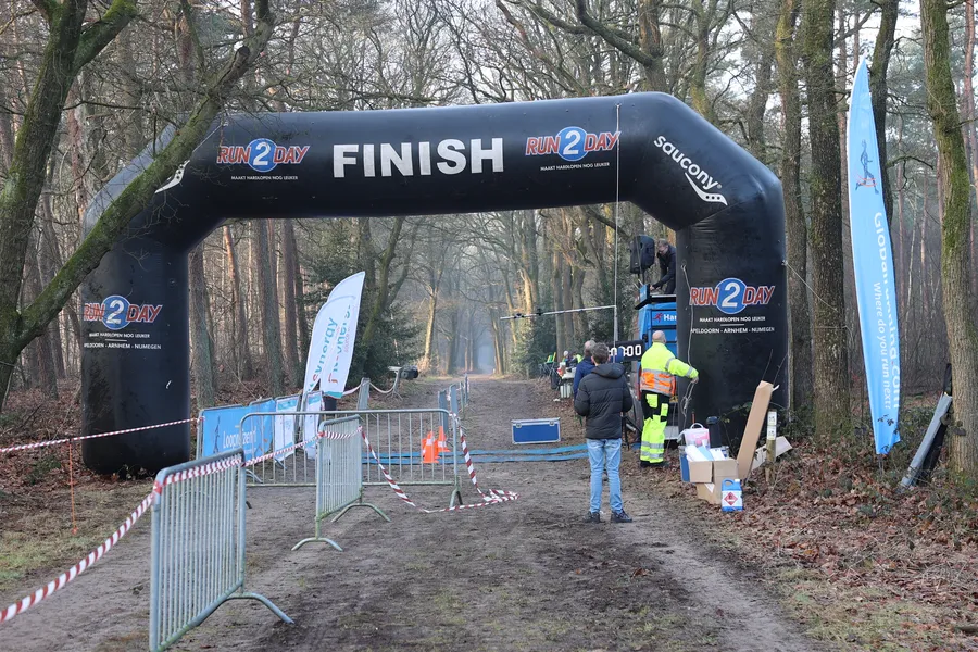 Finishboog in de mist